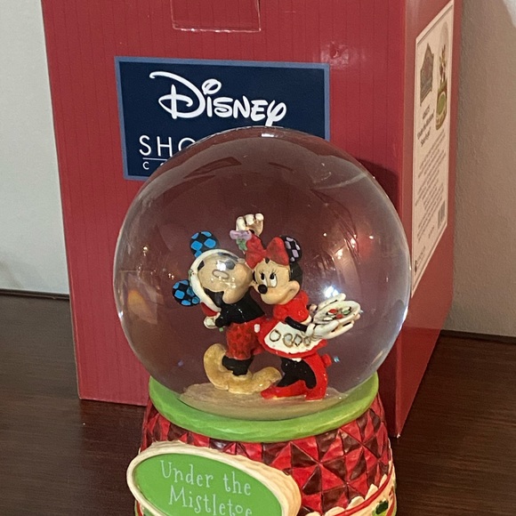 Mickey Mouse and Minnie Mouse Under the Mistletoe Snowglobe Jim Shore - Picture 4 of 7
